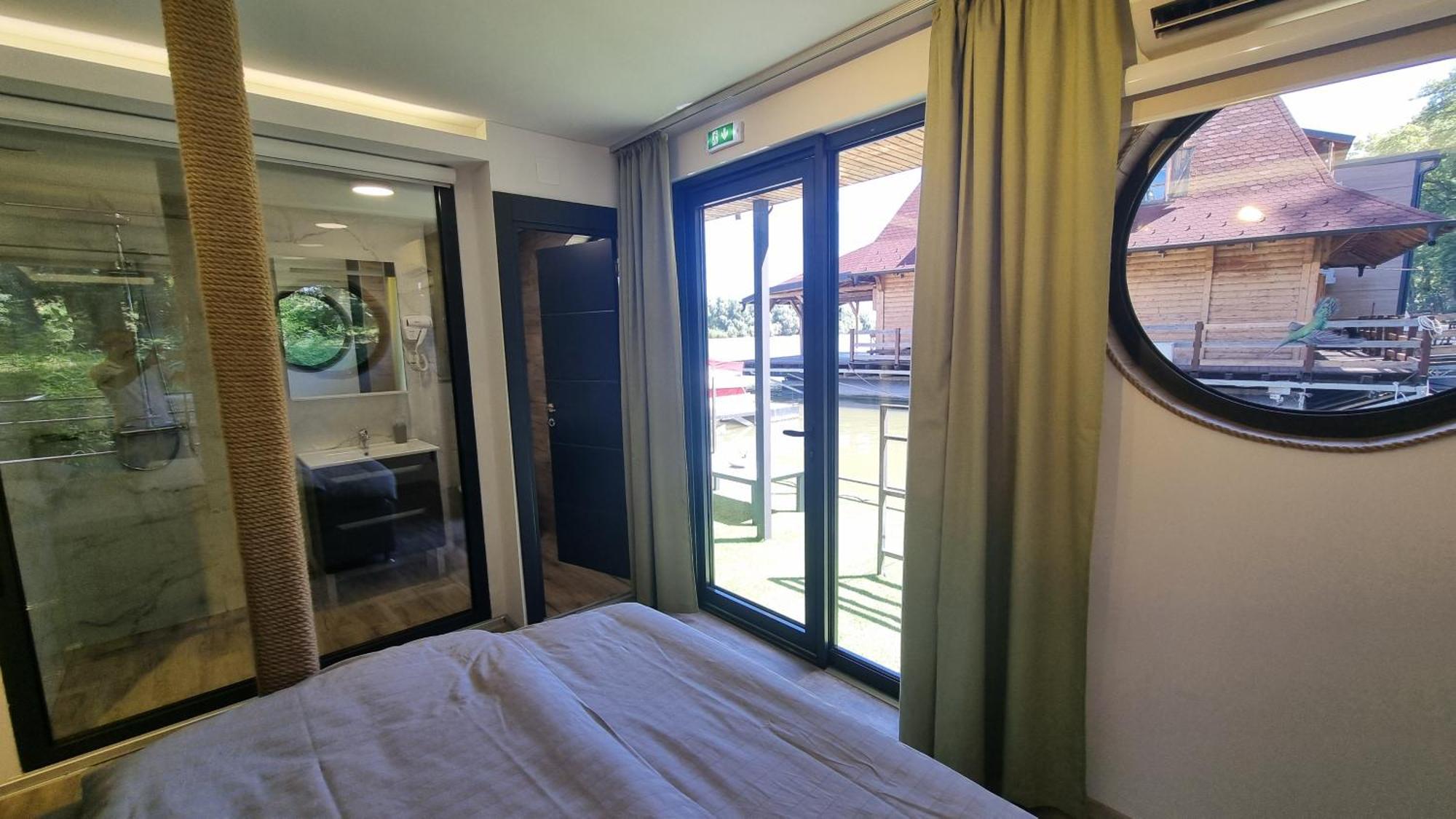 B&B Botel Charlie Belgrade Room photo